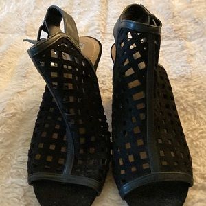 Tahari sandals